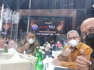 Bupati Bolmut bersama Wakil Bupati dan Sekda Bolmut di acara penyerahan LHP BKP RI