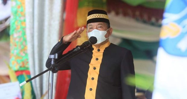 Bupati Bolmut saat mejadi Inspektur Upacara
