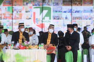 Bupati dan Wakil Bupati Bolmut saat mengikuti jalannya upacara HUT Bolmut