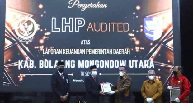 Pemda Bolmut saat menerima LHP atas Laproan Keuangan dari BPK RI