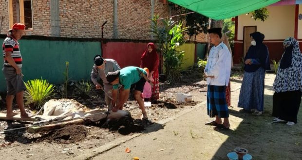 Kepsek SMP N 1 Kaidipang saat melihat prosesi pemotongan hewan kurban