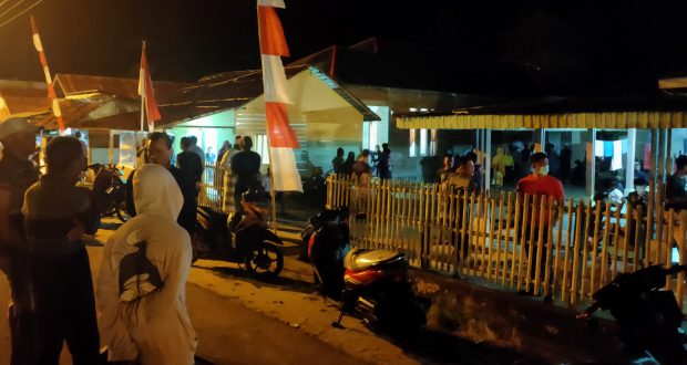 Saat puluhan warga mendatangi rumah yang menjadi titik kemunculan api misterius
