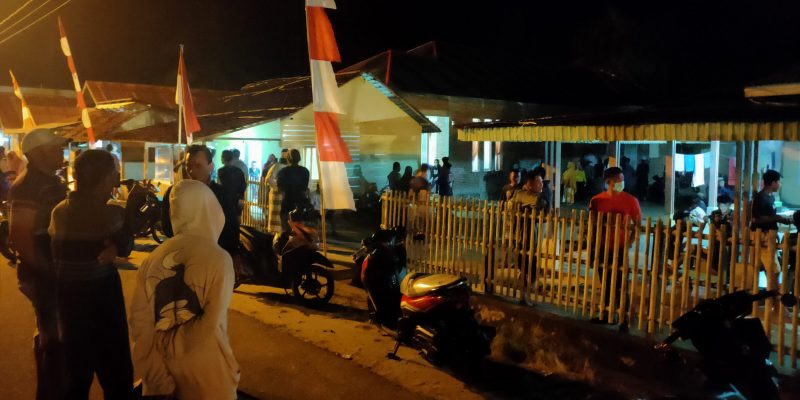 Saat puluhan warga mendatangi rumah yang menjadi titik kemunculan api misterius