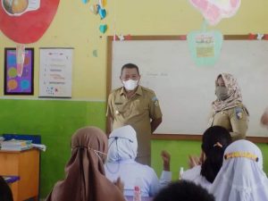 Bupati Bolmut saat berbicara didepan siswa-siswi Sekolah Dasar