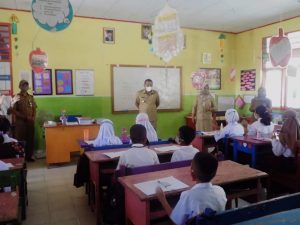 Bupati Bolmut bersama Kepala Dikbud dan Kepala Kesbangpol saat berdiri didepan siswa-siswi SD