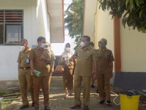 Bupati Bolmut bersama pimpinan SKPD saat mendatangi sekolah