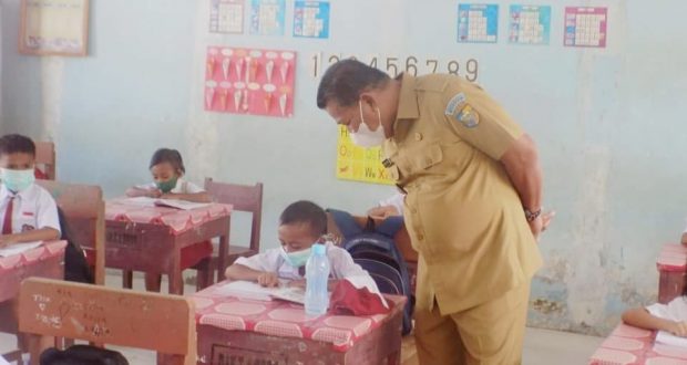 Bupati Bolmut, Drs. H. Depri Pontoh saat memantau langsung pembelajaran tatap muka di sekolah