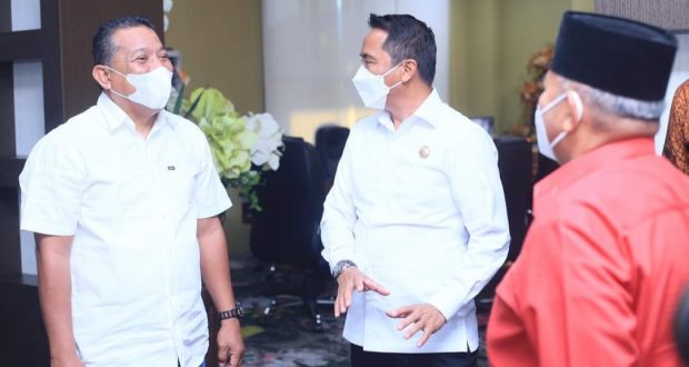 Bupati Bolmut Drs H. Depri Pontoh bersama Wakil Bupati Drs. H. Amin Lasena, saat berbincang dengan Bupati Boltim Sam Sachrul Mamonto, S.Sos