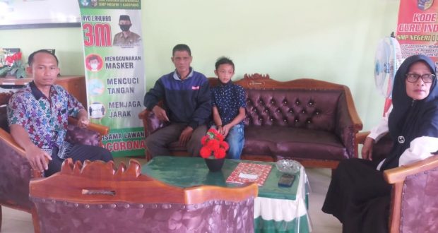 Kepala Sekolah SMP N 1 Kaidipang bersama adik Zefanya Daniel Rarung dan wali muridnya saat melakukan klarifikasi terkait postingan NH di facebook