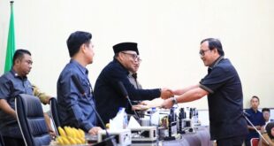 Wakil Walikota Kotamobagu, Rendy Virgiawan Mangkat, menyaksikan penyerahan dokumen rekomendasi Ketua Pansus LKPJ Walikota Kotamobagu 2024, yang diterima Ketua DPRD Kotamobagu Adrianus Mokoginta, di ruang rapat Paripurna DPRD Kotamobagu, Senin 19 Mei 2025. (foto.Ist/DPRD Kotamobagu)