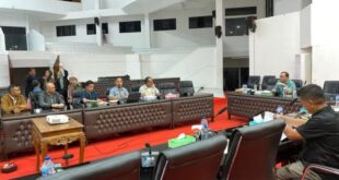 Suasana Rapat LKPJ Walikota 2024, dipimpin langsung Ketua Pansus LKPJ DPRD Kotamobagu Royke Kasenda, di ruang paripurna DPRD Kotamobagu, 7 Mei 2025. (foto. yudi/LiputanBMR.com)