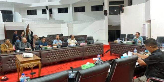 Suasana Rapat LKPJ Walikota 2024, dipimpin langsung Ketua Pansus LKPJ DPRD Kotamobagu Royke Kasenda, di ruang paripurna DPRD Kotamobagu, 7 Mei 2025. (foto. yudi/LiputanBMR.com)