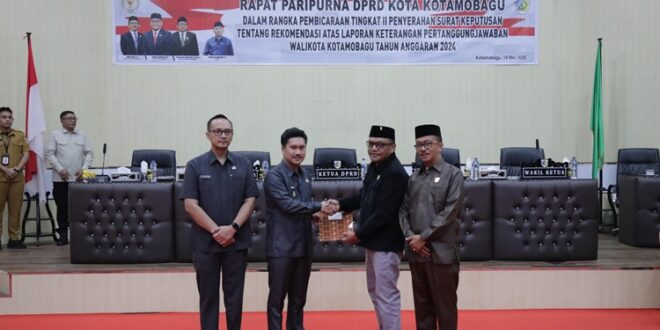 Ketua DPRD Kotamobagu, Adrianus Mokoginta, serahkan dokumen rekomendasi Pansus LKPJ Walikota Kotamobagu 2024, kepada Wakil Walikota, di Rapat Paripurna DPRD Kotamobagu, Senin 19 Mei 2025. (foto.Ist/Diskominfo Kotamobagu)