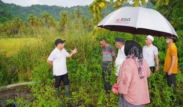 Tampak Bupati Bolmong, Yusra Alhabsyi, turun langsung melihat penyebab banjir di Desa Diat,Rabu (11/03/2026). (foto.Ist Diskominfo Bolmong)