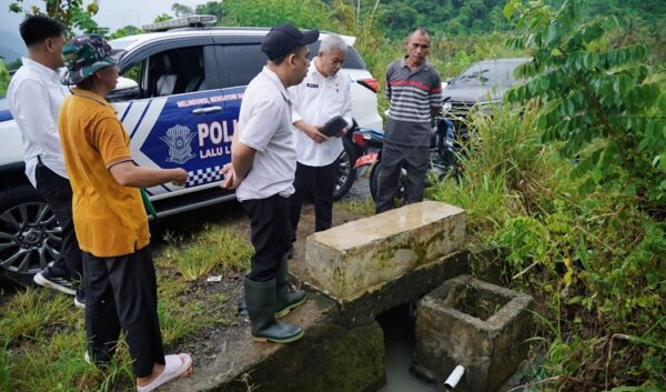 Bupati Bolmong, Yusra Alhabsyi, turun langsung melihat penyebab banjir di Desa Diat,Rabu (11/03/2026). (foto.Ist Diskominfo Bolmong)