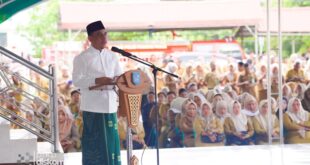 Bupati Bolmong Yusra Alhabsyi, saat menyampaikan pesan ke seluruh ASN di Peringatan Isra Miraj 1447 Hijriah, pelatran kantor Bupati, Lolak, Kabupaten Bolmong, Senin (19/1/2026). (foto.Ist/Diskominfo Bolmong)