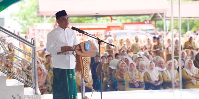Bupati Bolmong Yusra Alhabsyi, saat menyampaikan pesan ke seluruh ASN di Peringatan Isra Miraj 1447 Hijriah, pelatran kantor Bupati, Lolak, Kabupaten Bolmong, Senin (19/1/2026). (foto.Ist/Diskominfo Bolmong)