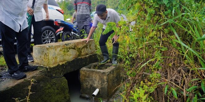 Tampak Bupati Bolmong, Yusra Alhabsyi, saat turun melihat kondisi parit yang diduga menjadi penyebab banjir di Desa Diat,Rabu (11/03/2026). (foto.Ist Diskominfo Bolmong)
