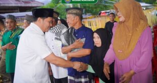 Wakil Bupati Bolmong, Dony Lumenta, disambut warga saat hadiri Safarai Ramadhan 1447 Hijriah di Desa Totabuan, Kecamatan Lolak, Kabupaten Bolmong, Senin (02/03/2026). (foto. Diskominfo Bolmong)