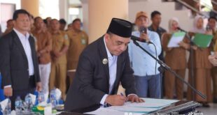 Bupati Bolmong Yusra Alhabsyi saat lakukan penandatanganan berita acara pelantikan di hadapan para pejabat, pelataran kantor Bupati Bolmong, Lolak, Senin 20 April 2026. (foto.dok/Diskominfo Bolmong)