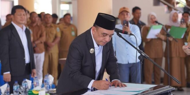 Bupati Bolmong Yusra Alhabsyi saat lakukan penandatanganan berita acara pelantikan di hadapan para pejabat, pelataran kantor Bupati Bolmong, Lolak, Senin 20 April 2026. (foto.dok/Diskominfo Bolmong)