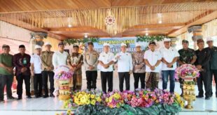 Momen foto bersama Wabup Bolmong Dony Lumenta bersama stakeholder terkait, di perayaan Dharma Santi, Desa Mopugat, Kecamatan Dumoga Utara, Kabupaten Bolmong, Rabu 22 April 2026. (foto.dok/Diskominfo Bolmong)