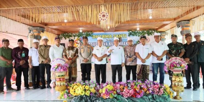 Momen foto bersama Wabup Bolmong Dony Lumenta bersama stakeholder terkait, di perayaan Dharma Santi, Desa Mopugat, Kecamatan Dumoga Utara, Kabupaten Bolmong, Rabu 22 April 2026. (foto.dok/Diskominfo Bolmong)