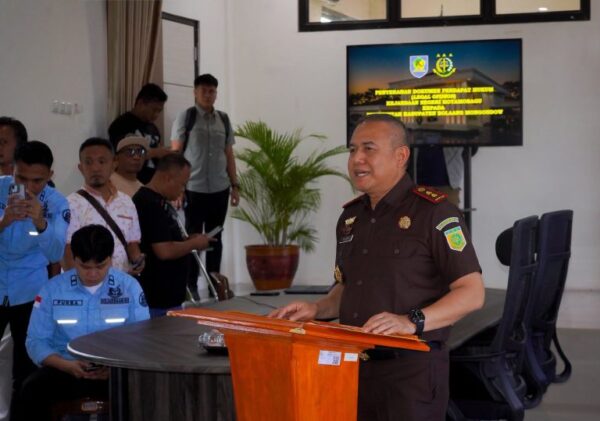 Kepala Kejaksaan Negeri Kotamobagu, saat menyampaikan sambutan usai memberikan Legal Opinion Kejaksaan Negeri Kotamobagu kepada Bupati Bolmong, Yusra Alhabsyi, di Kantor Kejari, Kamis 16 Juli 2026. (foto.dok/Diskominfo Bolmong)