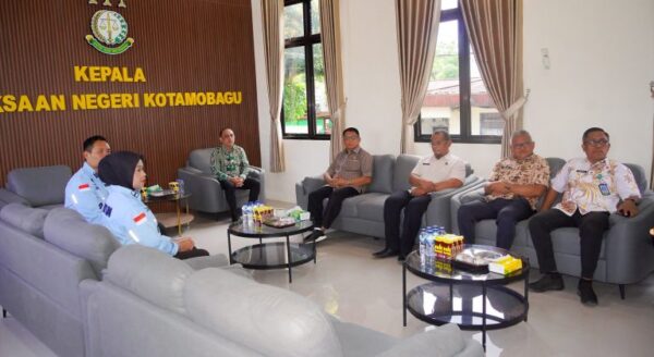 Kejaksaan Negeri Kotamobagu memberikan Legal Opinion Kejaksaan kepada Bupati Bolmong, Yusra Alhabsyi, di Kantor Kejari, Kamis 16 Juli 2026. (foto.dok/Diskominfo Bolmong)
