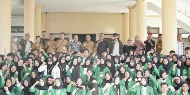 Momen foto Bupati Bolmong, Yusra Alhabsyi, bersama 345 mahasiswa KKN Tematik Integratif Tahun 2026, IAIN Manado, di Lantai I Pendopo Kantor Bupati Bolmong, Lolak, Selasa 14 Juli 2026.(foto.Ist/Diskominfo Bolmong)