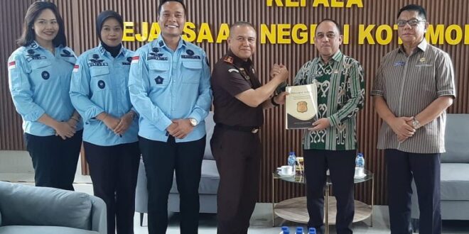 Bupati Bolmong, Yusra Alhabsyi, saat menerima Legal Opinion Kejaksaan Negeri Kotamobagu, di Kantor Kejari, Kamis 16 Juli 2026. (foto.dok/Diskominfo Bolmong)