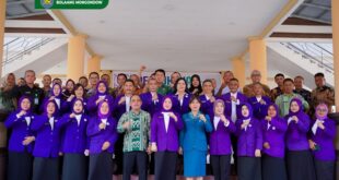 Momen foto Bupati Bolmong, Yusra Alhabsyi dan Ketua Tim Pembina Posyandu Kabupaten, Ny Kalsum Alhabsyi, bersama kader Posyandu, di Kantor Bupati Bolmong, Lolak, Kamis 18 Juni 2026. (foto.Ist/Diskominfo Bolmong)