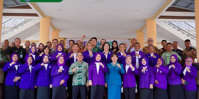 Momen foto Bupati Bolmong, Yusra Alhabsyi dan Ketua Tim Pembina Posyandu Kabupaten, Ny Kalsum Alhabsyi, bersama kader Posyandu, di Kantor Bupati Bolmong, Lolak, Kamis 18 Juni 2026. (foto.Ist/Diskominfo Bolmong)