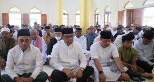 Bupati Bolmong, Yusra Alhabsyi (kiri), bersama jajaran Pemkab Bolmong, ikut Shalat Idul Adha berjamaah di Desa Babo, Kecamatan Sangtombolang, Kabupaten Bolaang Mongondow, 27 Mei 2026. (foto.Ist/Diskominfo Bolmong)