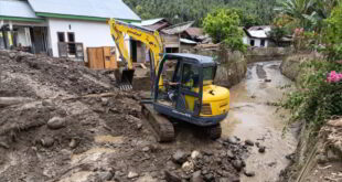 Tampak alat berat diturunkan untuk pembersihan material lumpur di pemukiman warga pasca banjir bandang di Desa Solimandungan Bersatu, Kecamatan Bolaang, Kabupaten Bolmong, Sabtu 6 Juli 2026. (foto.dok/BPBD Bolmong)