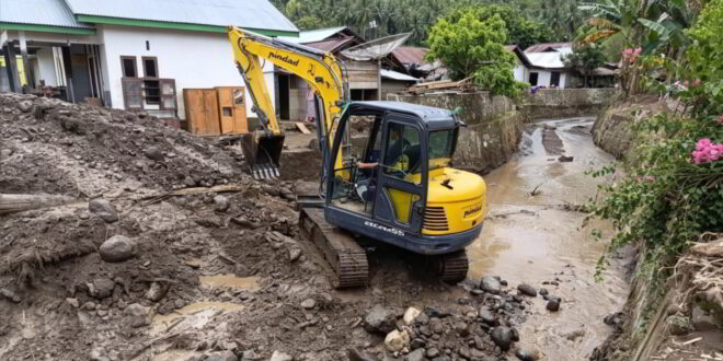 Tampak alat berat diturunkan untuk pembersihan material lumpur di pemukiman warga pasca banjir bandang di Desa Solimandungan Bersatu, Kecamatan Bolaang, Kabupaten Bolmong, Sabtu 6 Juli 2026. (foto.dok/BPBD Bolmong)