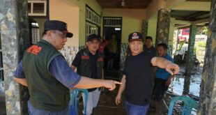 Tampak Bupati, Yusra Alhabsyi (tengah), Wakil Bupati, Dony Lumenta (Kanan) dan Sekda Bolmong, Abdullah Mokoginta (kiri), saat terjun langsung kerja bakti pasca bencana banjir bandang di Desa Solimandungan Bersatu, Kecamatan Bolaang. Kamis 28 Mei 2026. (foto.dok/BPBD Bolmong)