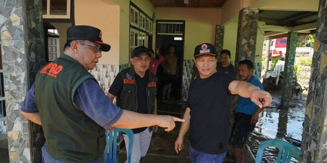 Tampak Bupati, Yusra Alhabsyi (tengah), Wakil Bupati, Dony Lumenta (Kanan) dan Sekda Bolmong, Abdullah Mokoginta (kiri), saat terjun langsung kerja bakti pasca bencana banjir bandang di Desa Solimandungan Bersatu, Kecamatan Bolaang. Kamis 28 Mei 2026. (foto.dok/BPBD Bolmong)