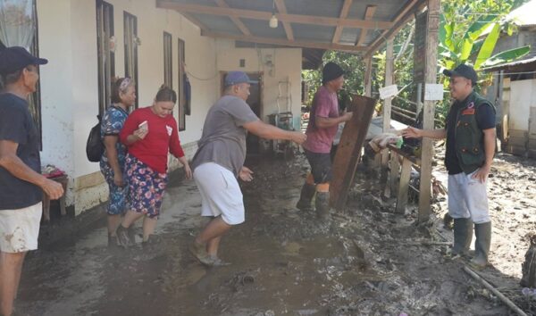 Tampak Bupati Bolmong, Yusra Alhabsyi (Kanan) bahu membahu bersama warga setempat, kerja bakti pasca banjir bandang di Desa Solimandungan Bersatu, Kecamatan Bolaang, Kamis 28 Mei 2026. (foto.dok/BPBD Bolmong)
